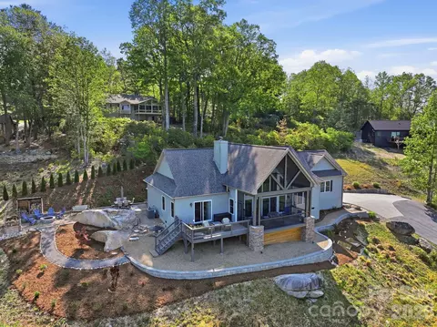 467 Crystal Heights Dr, Hendersonville, NC 28739
