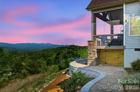 467 Crystal Heights Dr, Hendersonville, NC 28739