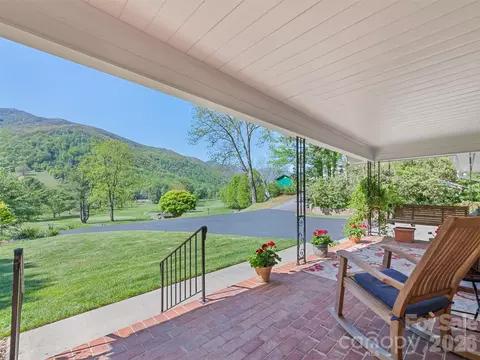 9 Golfview Dr, Maggie Valley, NC 28751