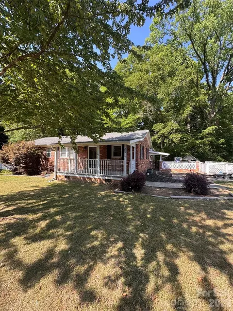 6517 Riverine Dr, Charlotte, NC 28216