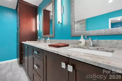 Bath - 71 Elseetos Dr, Brevard, NC 28712 photo 3 of 6