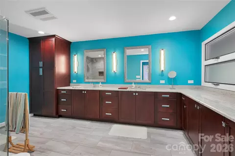Bath - 71 Elseetos Dr, Brevard, NC 28712 photo 1 of 6