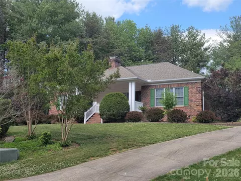 1613 Southpointe Dr, Morganton, NC 28655