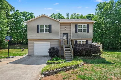 2056 Redberry Ln, Conover, NC 28613