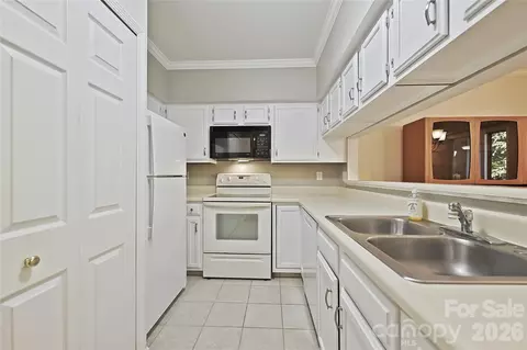 Kitchen - 19901 Henderson C Rd #C, Cornelius, NC 28031 photo 2 of 3