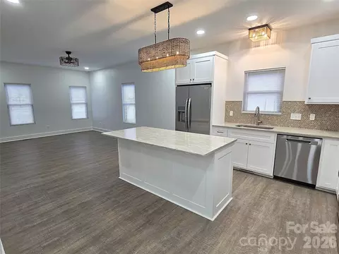 Living - 768 8th Ne St NE, Hickory, NC 28601 photo 1 of 2