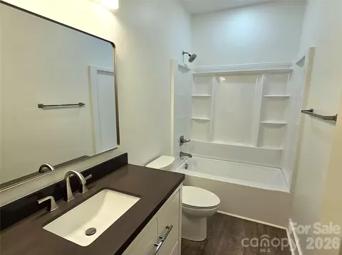 Bath - 768 8th Ne St NE, Hickory, NC 28601 photo 3 of 3