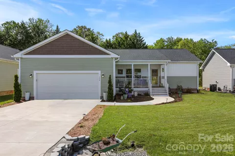 143 Beechnut Dr, Hendersonville, NC 28739