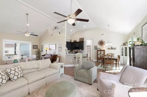 143 Beechnut Dr, Hendersonville, NC 28739