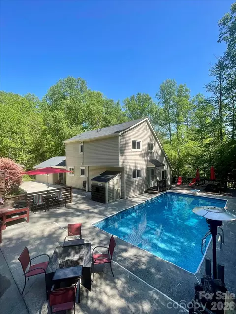 33 Lovers Loop Rd, Asheville, NC 28803