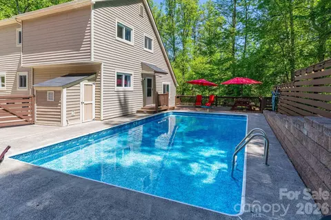 33 Lovers Loop Rd, Asheville, NC 28803