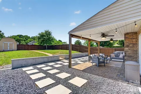 8007 Rolling Meadows Ln, Huntersville, NC 28078