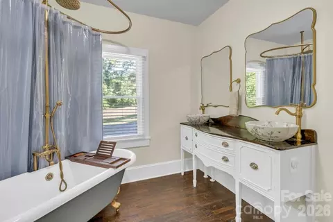 Bath - 1415 Roan Rd, Spruce Pine, NC 28777 photo 3 of 5