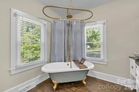 Bath - 1415 Roan Rd, Spruce Pine, NC 28777 photo 2 of 5