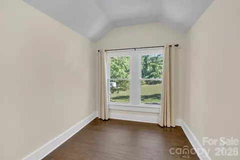 Bedroom - 1415 Roan Rd, Spruce Pine, NC 28777 photo 3 of 4