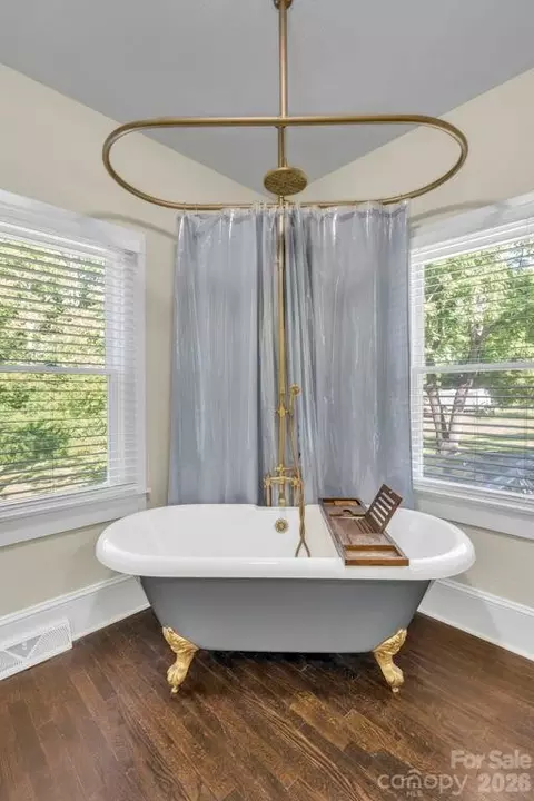 Bath - 1415 Roan Rd, Spruce Pine, NC 28777 photo 4 of 5