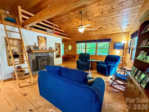 Living - 175 Cougar Ln, Whittier, NC 28789 photo 2 of 4