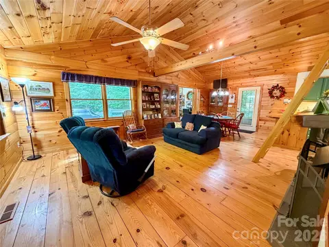 Living - 175 Cougar Ln, Whittier, NC 28789 photo 3 of 4