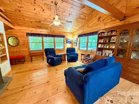 Living - 175 Cougar Ln, Whittier, NC 28789 photo 4 of 4