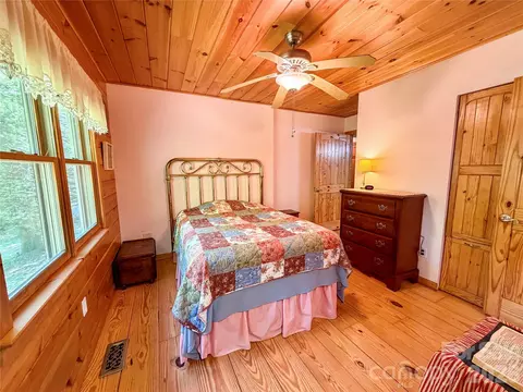Bedroom - 175 Cougar Ln, Whittier, NC 28789 photo 2 of 5