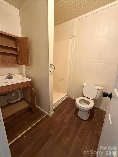 Bath - 1101 E Pine St, Lincolnton, NC 28092 photo 2 of 2