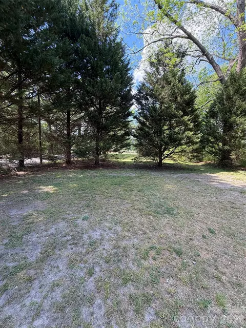 Exterior - 1101 E Pine St, Lincolnton, NC 28092 photo 2 of 3