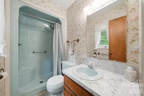 Bath - 9197 Apache Dr, Hickory, NC 28601 photo 1 of 2