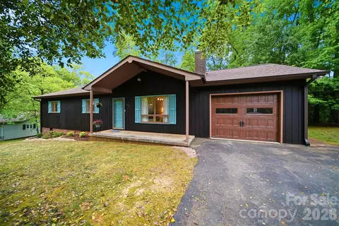 9197 Apache Dr, Hickory, NC 28601