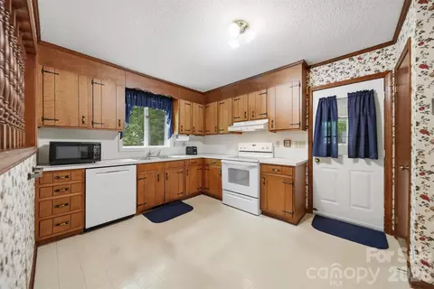 Kitchen - 9197 Apache Dr, Hickory, NC 28601 photo 1 of 2