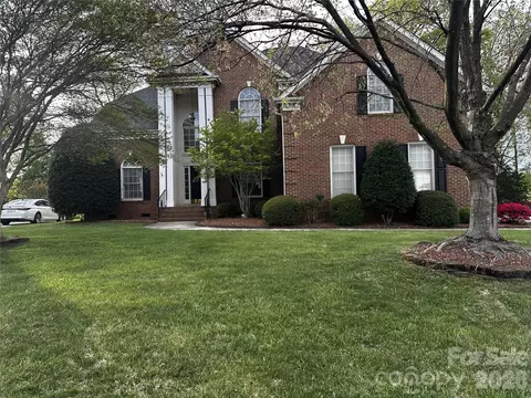 11025 Fountaingrove Dr, Charlotte, NC 28262