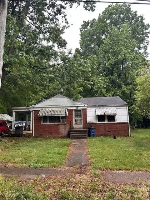 528 Woodlawn Dr, Statesville, NC 28677