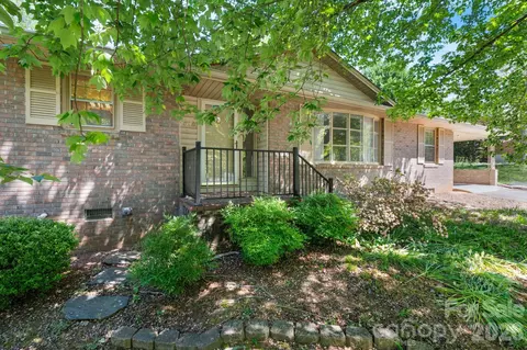 2010 12th Street Nw Dr NW, Hickory, NC 28601