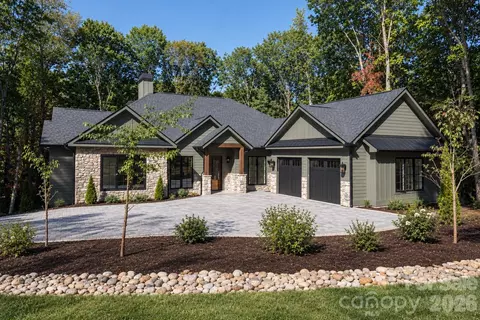 99 Little Cherokee Rdg, Hendersonville, NC 28739