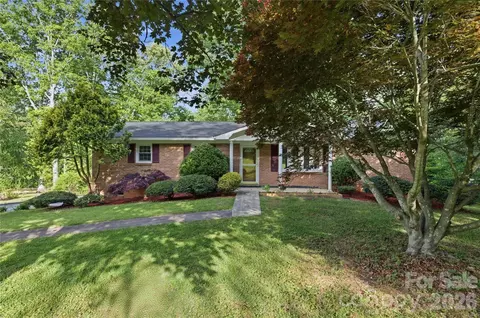 123 Castleton Ln, Hendersonville, NC 28791