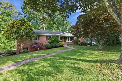 123 Castleton Ln, Hendersonville, NC 28791