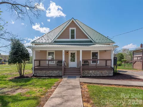 Exterior - 274 Charles St, Clyde, NC 28721 photo 2 of 14