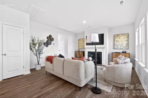 Living - 1375 Mammoth Rd, Hickory, NC 28602 photo 3 of 3