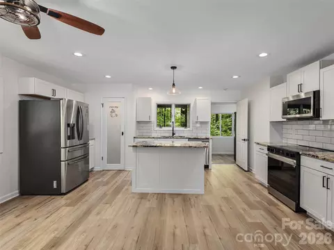 209 Ivy Hill Rd, Hendersonville, NC 28792