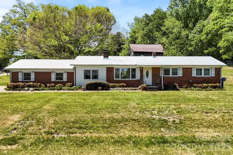 18 Hilda Ln, Mills River, NC 28759