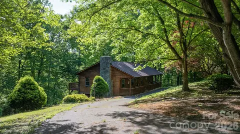 3840 Cherry Grove Dr, Hickory, NC 28602