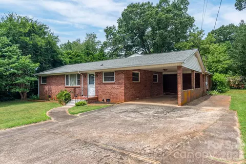 2012 N Deal Ave, Newton, NC 28658