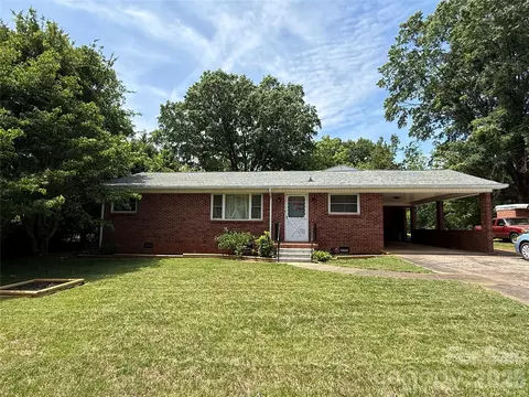 2012 N Deal Ave, Newton, NC 28658