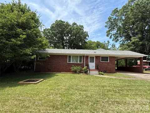 2012 N Deal Ave, Newton, NC 28658