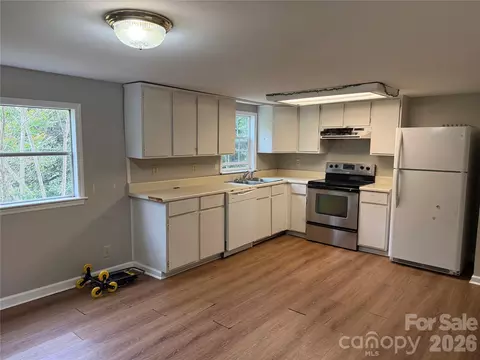 Kitchen - 45 Overbrook Dr, Saluda, NC 28773 photo 2 of 2