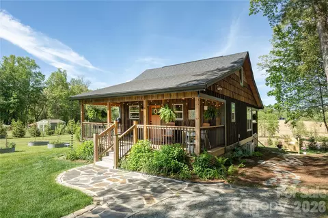 18 N Bear View Dr, Hendersonville, NC 28792