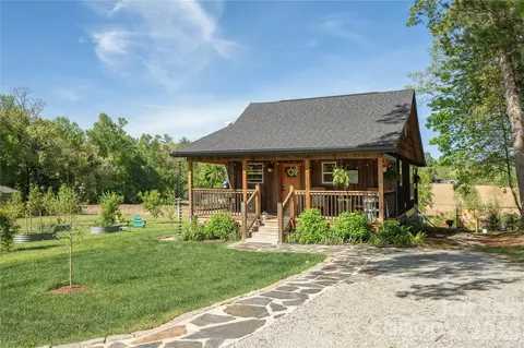 18 N Bear View Dr, Hendersonville, NC 28792