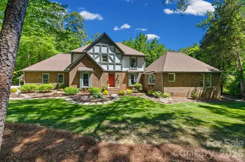517 Raintree Dr, Matthews, NC 28104