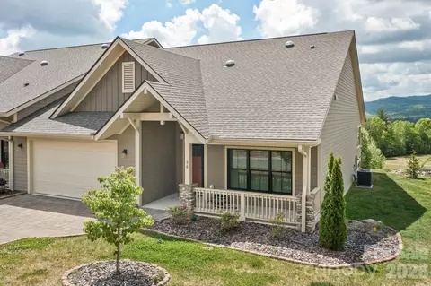96 Copper Valley Ln, Hendersonville, NC 28739