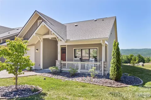 96 Copper Valley Ln, Hendersonville, NC 28739