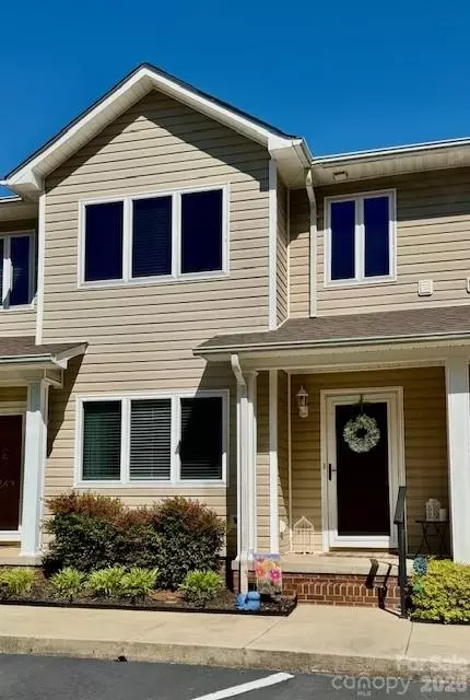 3261 White Oak Ct, Claremont, NC 28610